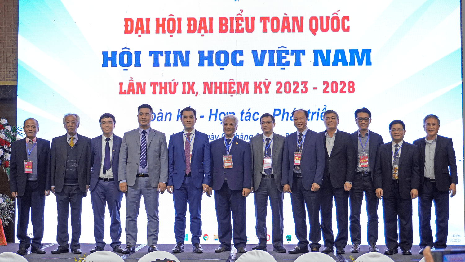 Mr. Nguyen Hoang Minh - CEO of FPT IS (the third one on the left-hand side of the picture) - was elected Vice President of VAIP for the 2023 - 2028 term.