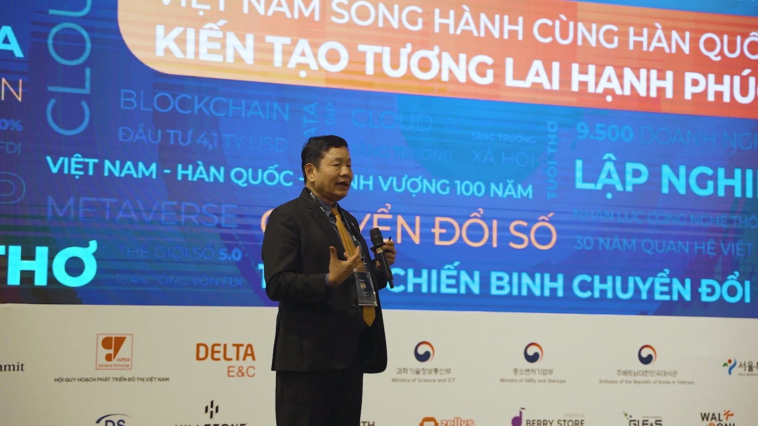 The Chairman of FPT gave a speech at Hanoi's Cultural Convergence Forum 2022, taking place on December 21