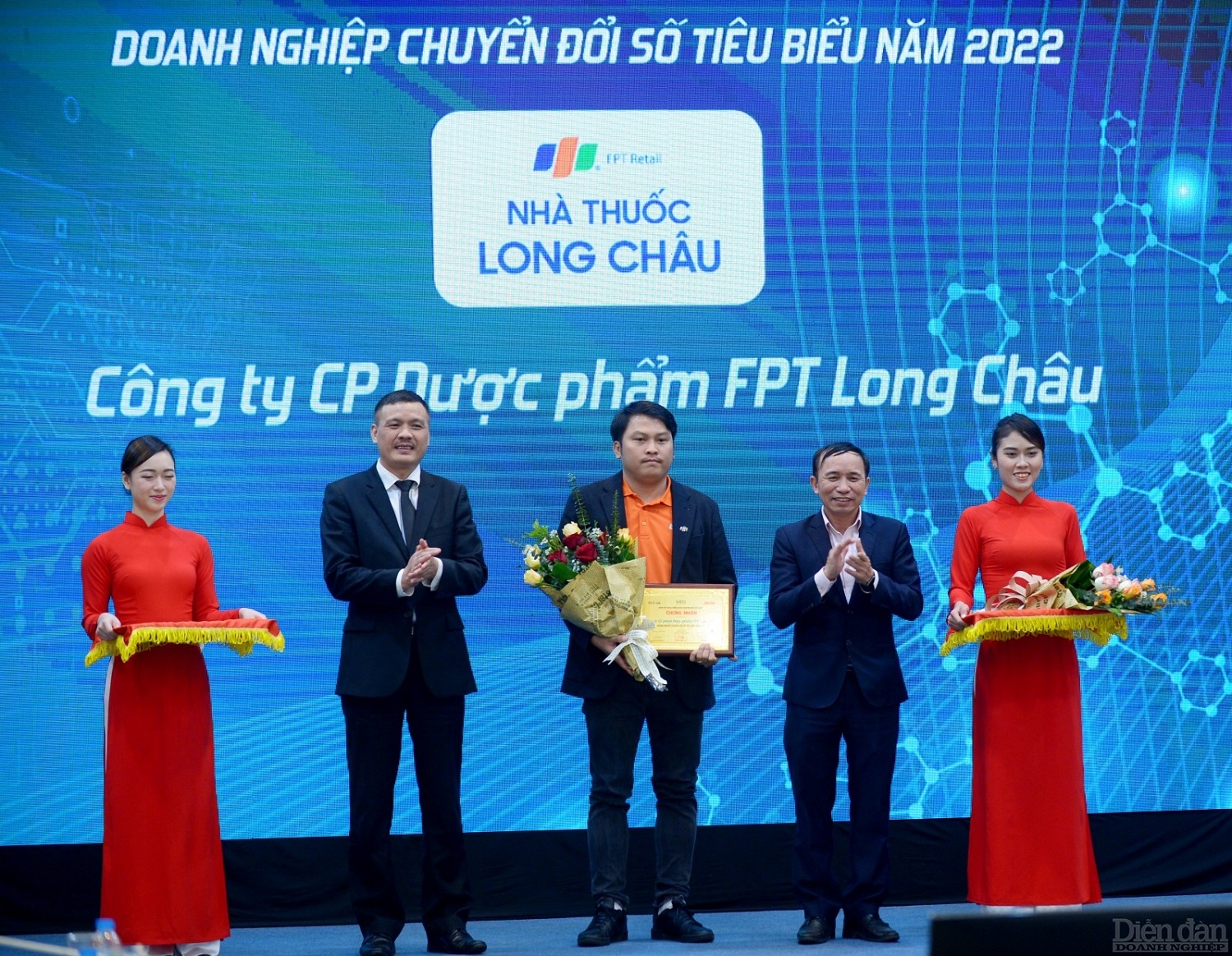 The representative of FPT Long Chau (in the middle of the picture) received the award
