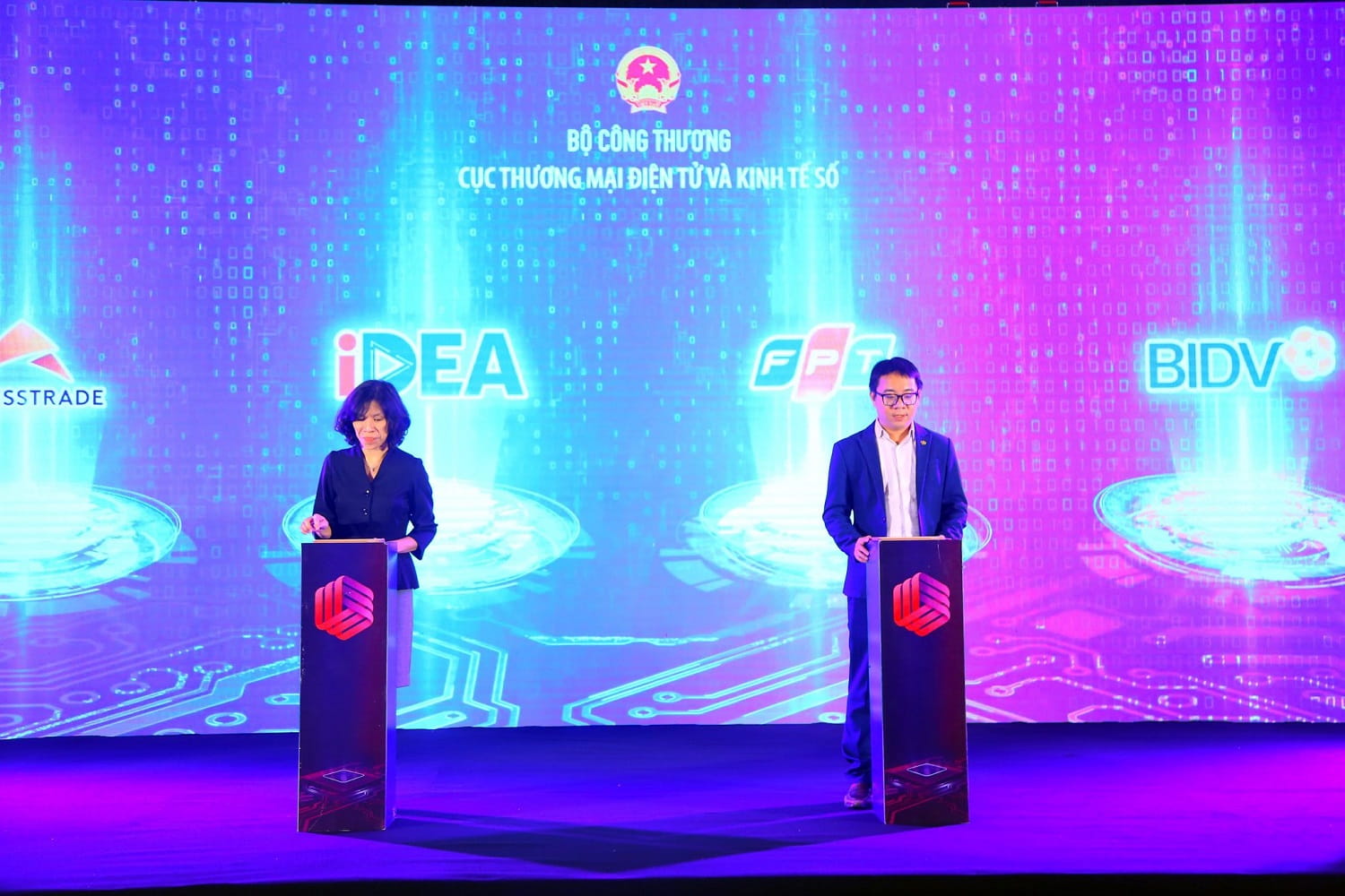 Mr. Vo Dang Phat - CMO of FPT Corporation - signed the partnership agreement with Ms. Lai Viet Anh - Deputy Head of the Vietnam e-Commerce and Digital Economy Agency (IDEA)