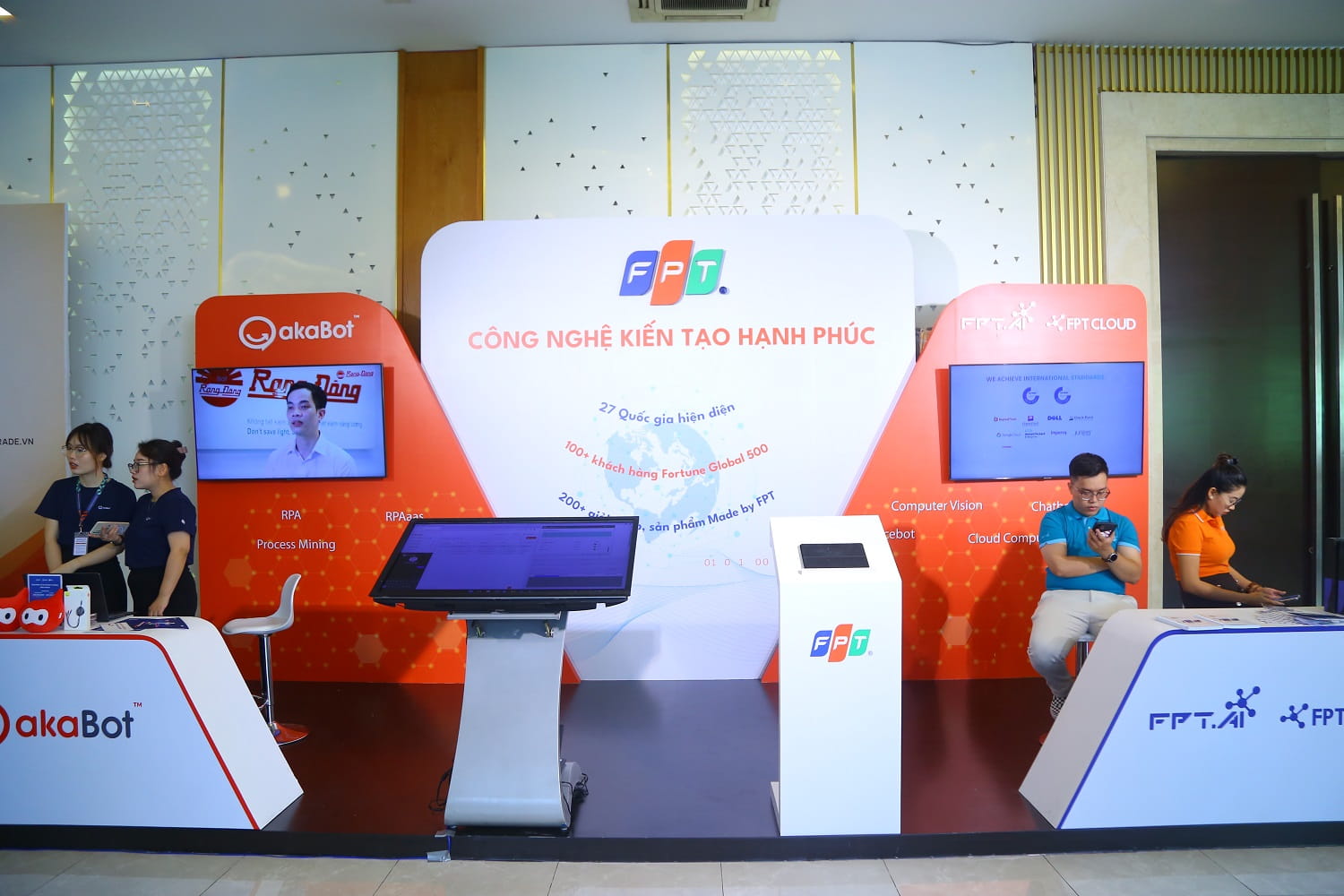 FPT brought key products and solutions with the theme "Tech creates more joy" to the event.