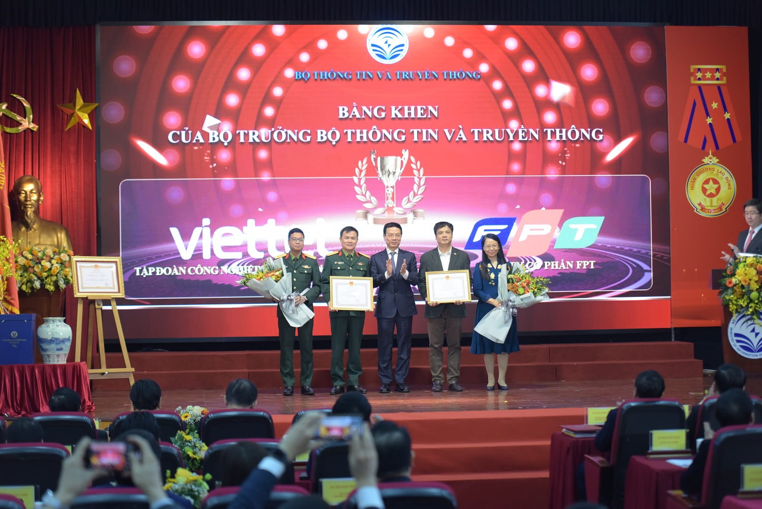 Receiving the Certificate of Merit from the MIC, FPT affirms its position as a globalization pioneer