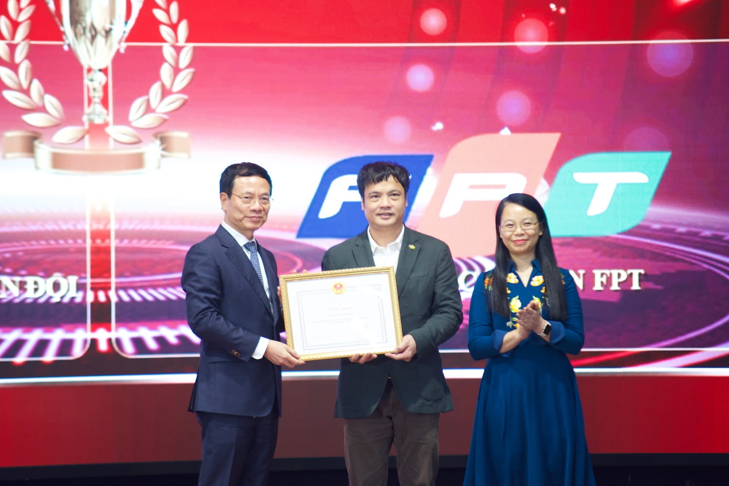 Mr. Nguyen Van Khoa, CEO of FPT, and Ms. Chu Thi Thanh Ha, Chairperson of FPT Software (the subsidiary providing IT services to foreign markets), received the Certificate of Merit on behalf of the Corporation.