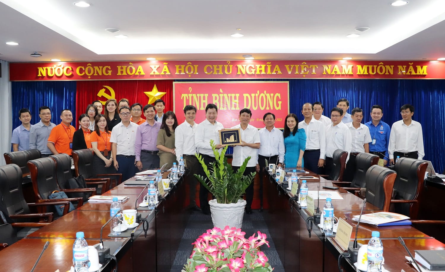 FPT management team gave souvenir gifts to Binh Duong provincial leaders