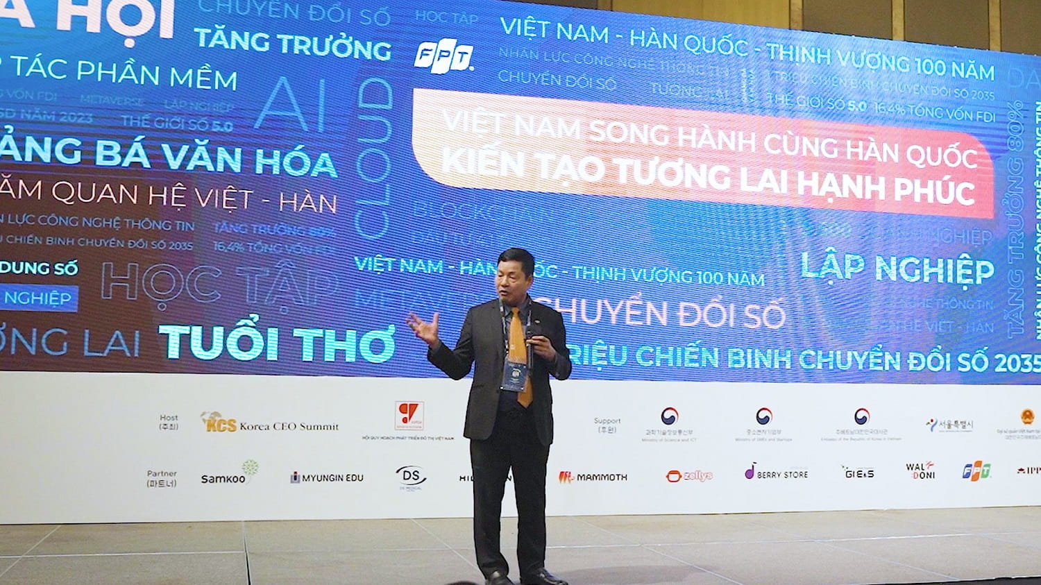 Ông Trương Gia Bình phân tích, hạnh phúc là được thấu hiểu và chăm sóc. Công nghệ ngày nay sẽ thấu hiểu và chăm sóc con người tốt nhất.