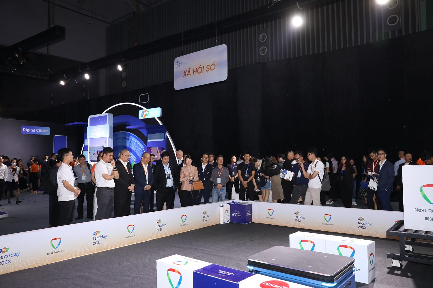 Ông Trương Gia Bình, Chủ tịch HĐQT FPT và khách tham quan khu vực trình diễn robot NEXTAMR