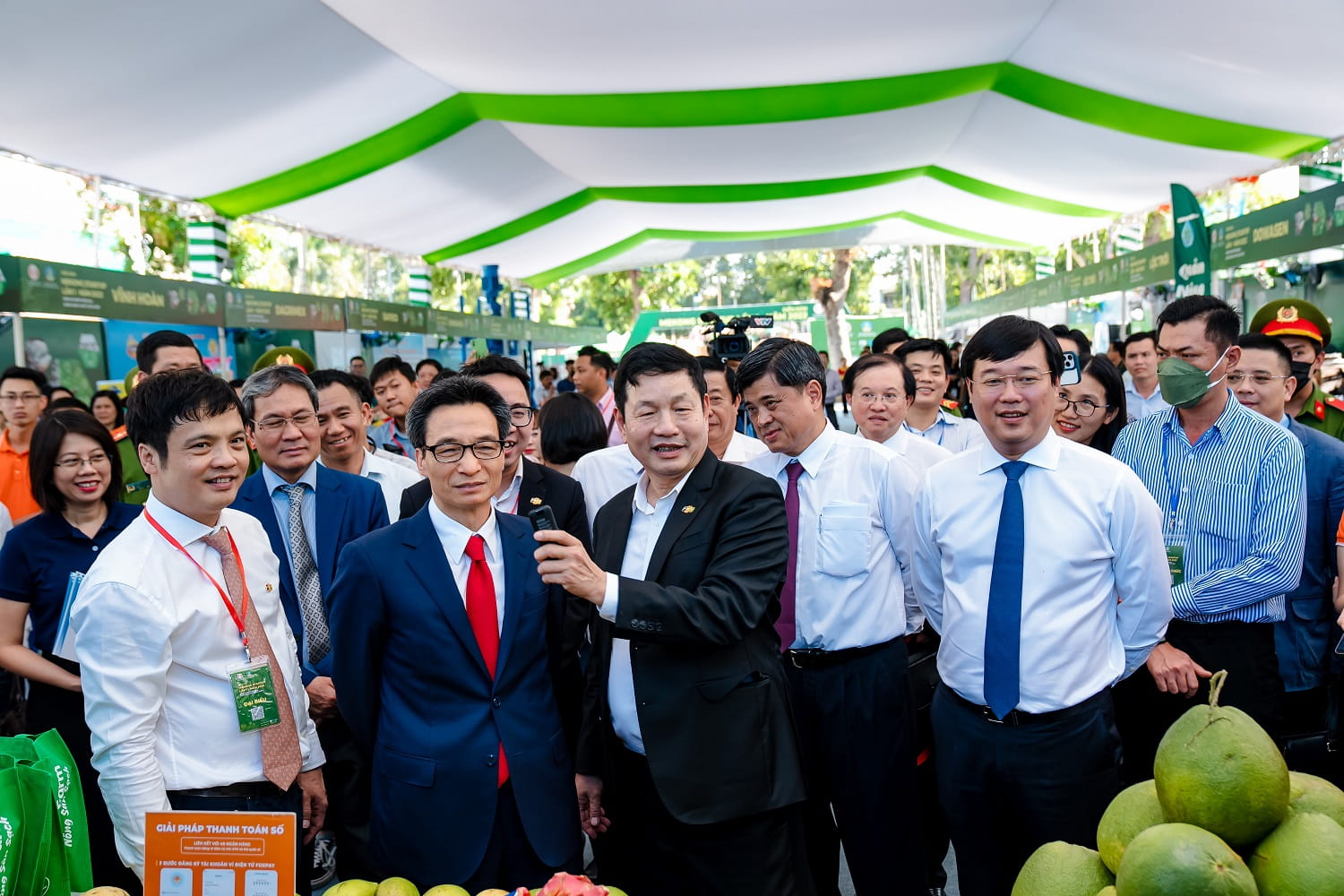 Phó Thủ tướng Võ Đức Đam thăm gian hàng FPT