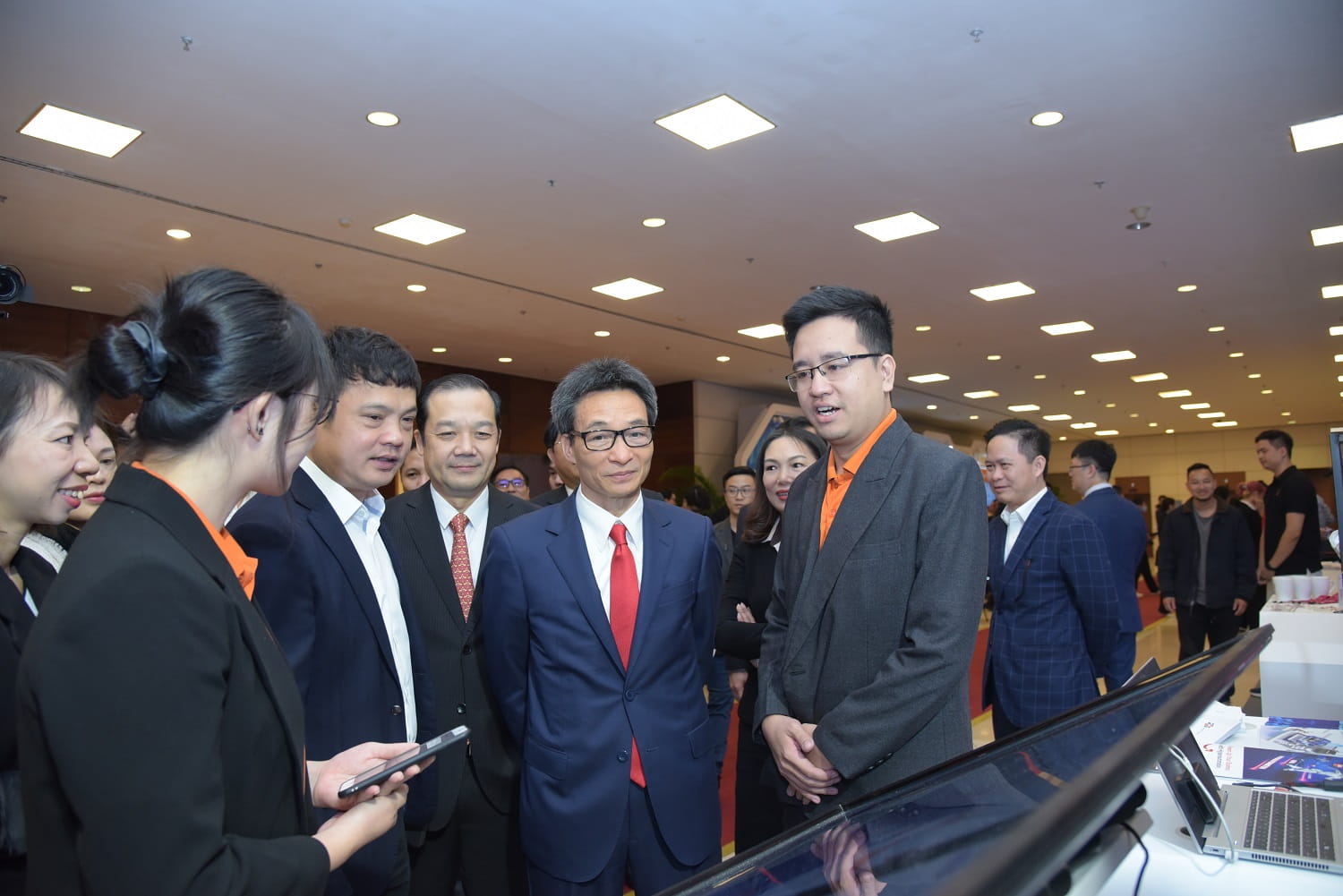 Phó Thủ tướng Chính phủ Vũ Đức Đam thăm quan gian hàng của FPT tại sự kiện VFTE 2022