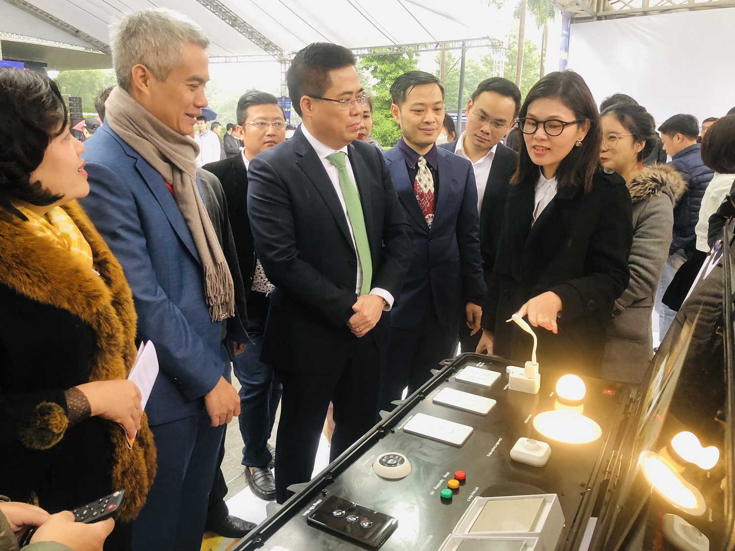 Deputy Minister Nguyen Hoang Giang and delegates visited FPT's booth.
