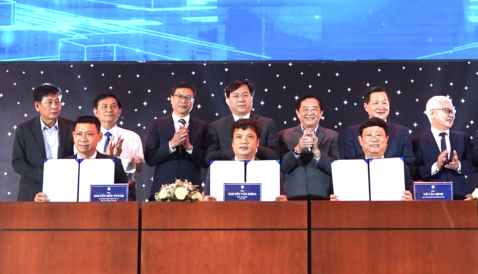 Mr. Vo Van Minh - Chairman of Binh Duong People's Committee (bottom row, third from left) - signed the agreement with Mr. Nguyen Van Khoa - FPT's CEO (bottom row, second from left).