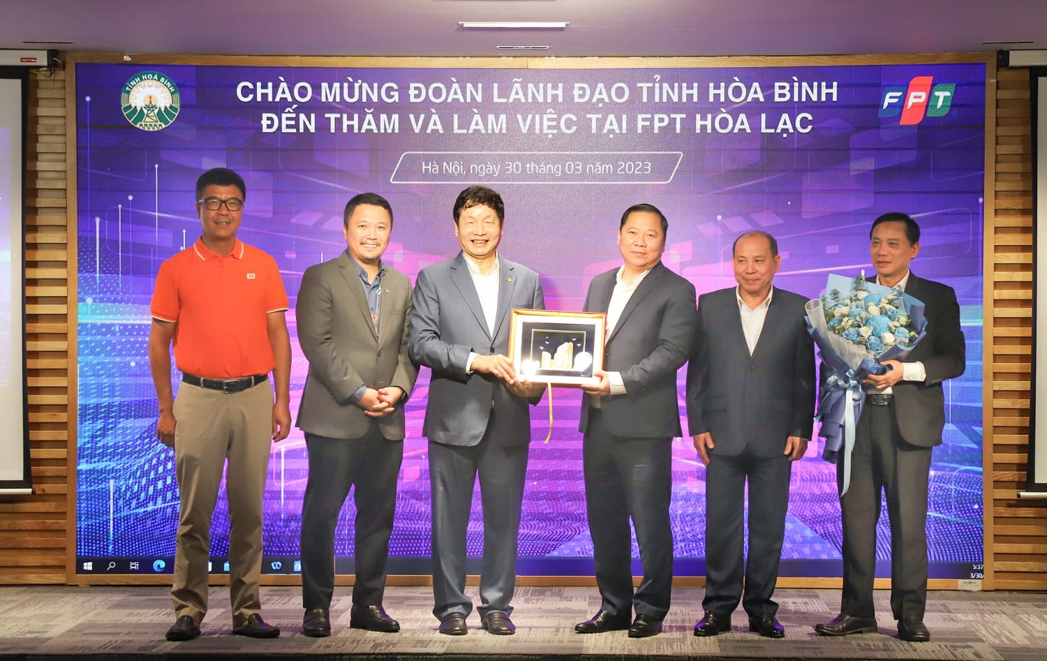 Lãnh đạo FPT trao quà lưu niệm cho Lãnh đạo tỉnh Hòa Bình