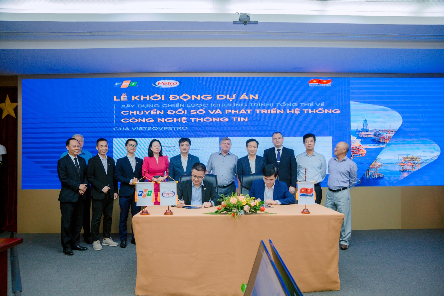 Ông Trần Quốc Thắng – Phó TGĐ KHCN Vietsovpetro, đại diện Liên doanh Việt - Nga Vietsovpetro và Ông Trần Huy Bảo Giang – Tổng giám đốc FPT Digital, đại diện liên danh Nhà thầu FPT - Petro South cùng ký kết.