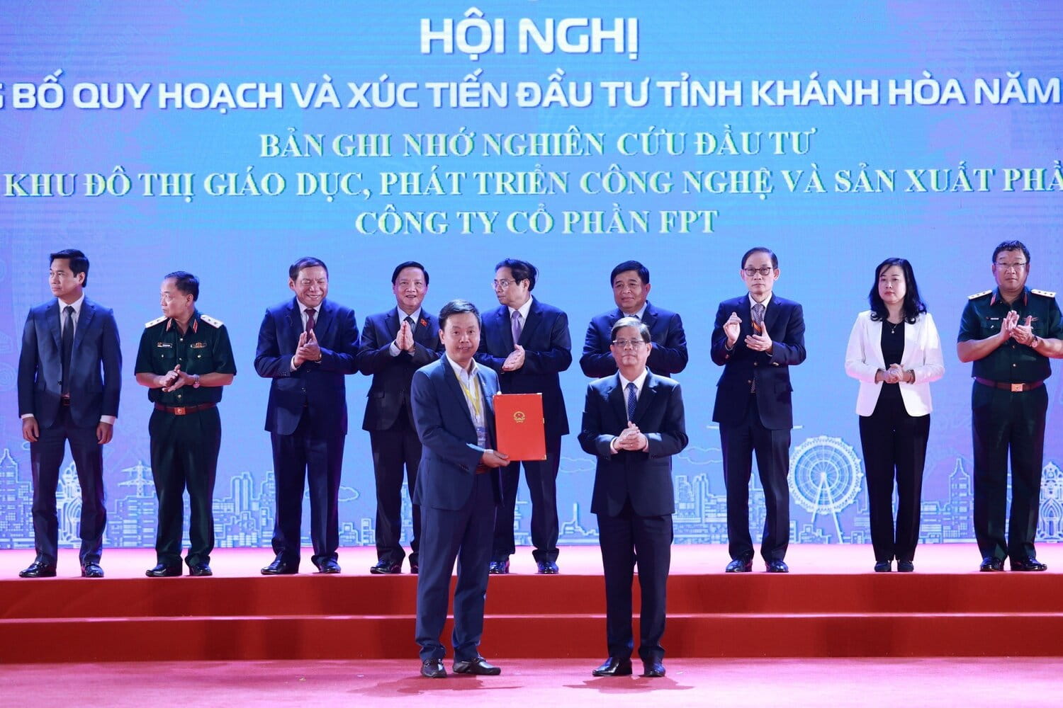 Mr. Nguyen Tan Tuan - Deputy Secretary of the Provincial Party Committee, Chairman of the People's Committee of Khanh Hoa province (right), presents the MoU on the Development of Information Technology Projects to Mr. Pham Minh Tuan - CEO of FPT Software Co., Ltd (FPT Software) - a subsidiary of FPT Corporation.