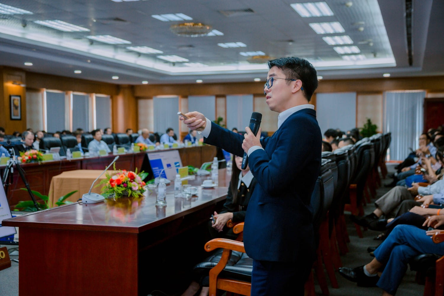 Mr. Le Hung Cuong - Deputy CEO of FPT Digital presented the project processes, coordination procedures, organizational charts, overall progress information, and personnel details involved in the project.