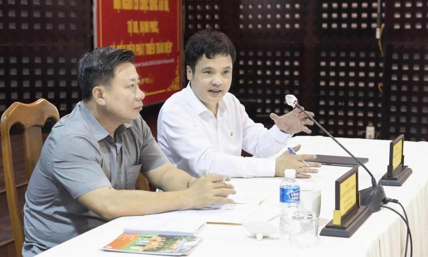 FPT CEO Nguyen Van Khoa (in the white shirt) and the Chairman of the Provincial People's Committee, Nguyen Thanh Ngoc, chaired the meeting.