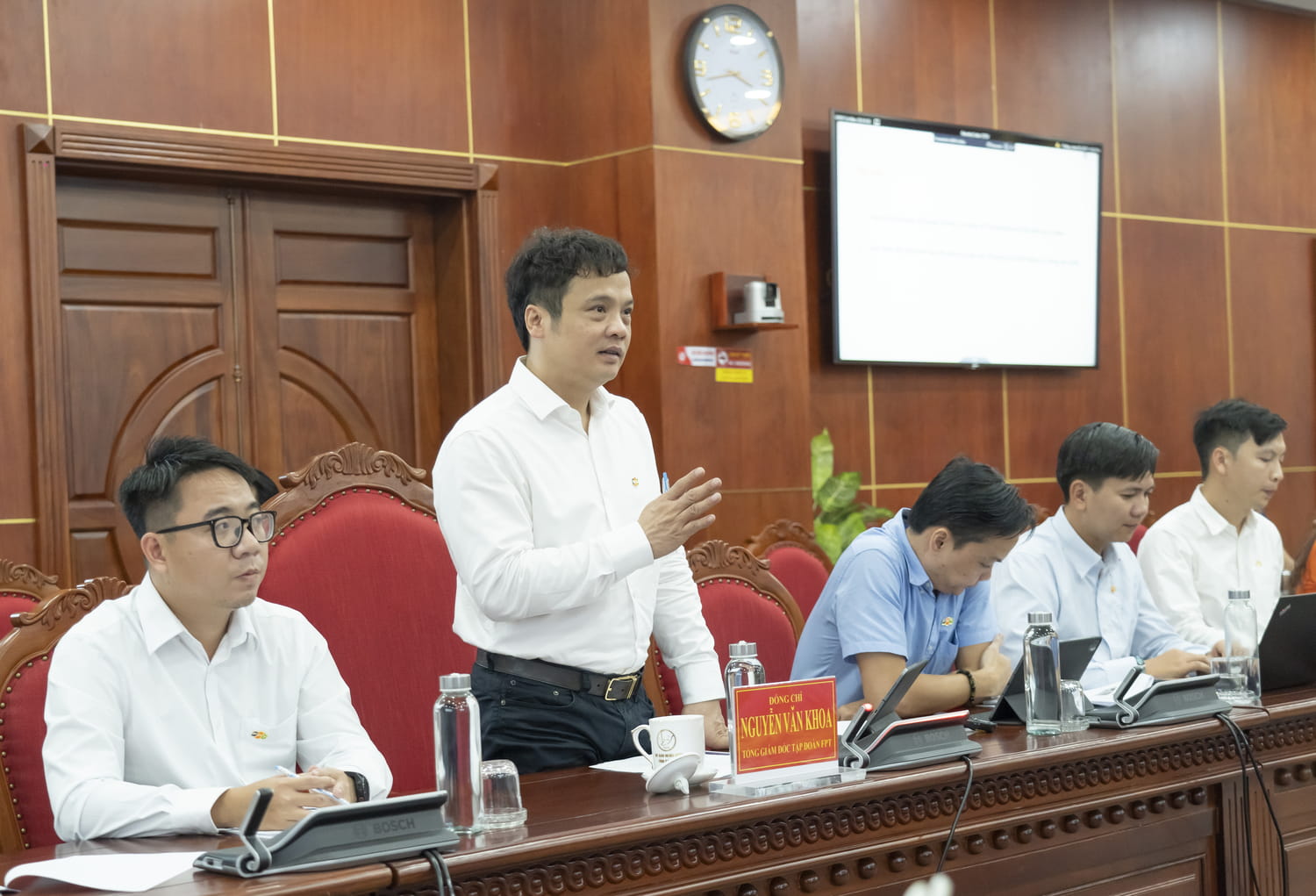 FPT CEO Nguyen Van Khoa proposed cooperation with the People's Committee of Ca Mau Province to promote training and digital transformation.