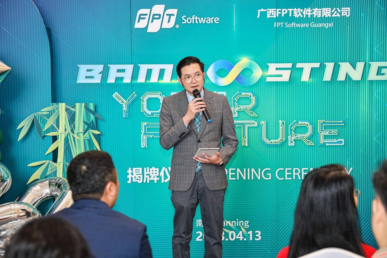 Consul General Do Nam Trung delivered a speech at the inauguration ceremony of FPT's Software Development Center in Nanning, China.