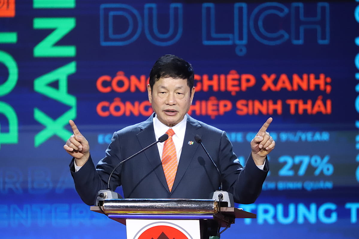 Mr. Truong Gia Binh, Chairman of FPT Corporation, spoke at the event.