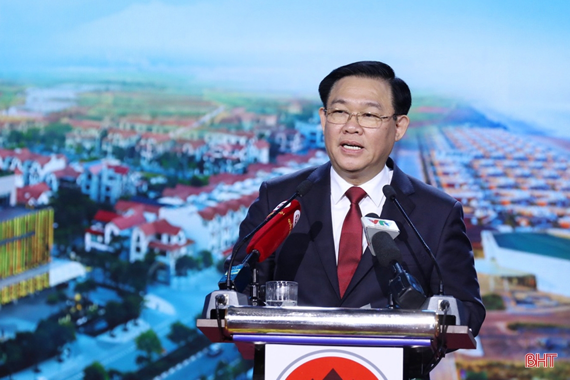 Chairman of the National Assembly, Vuong Ding Hue, delivered directive remarks at the conference.