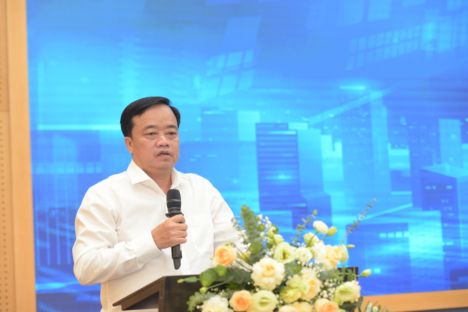 Mr. Huynh Quoc Viet, Alternate Member of the Central Party Executive Committee, Deputy Secretary of the Provincial Party Committee, and Chairman of the People's Committee of Ca Mau Province, made a statement at the event.