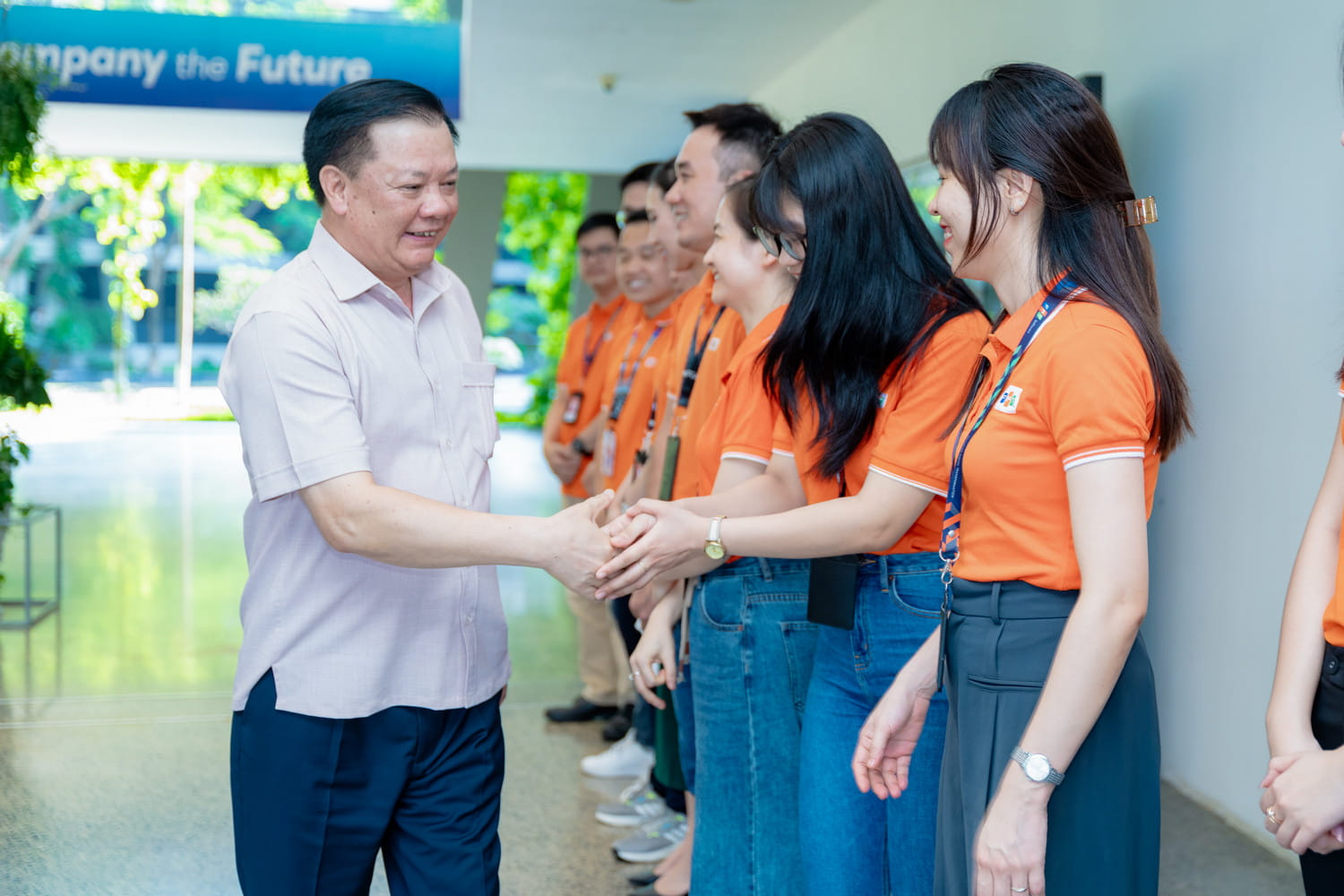 Bo truong Bo Khoa hoc Cong nghe va Bi thu Thanh uy Ha Noi lam viec tai Tap doan FPT