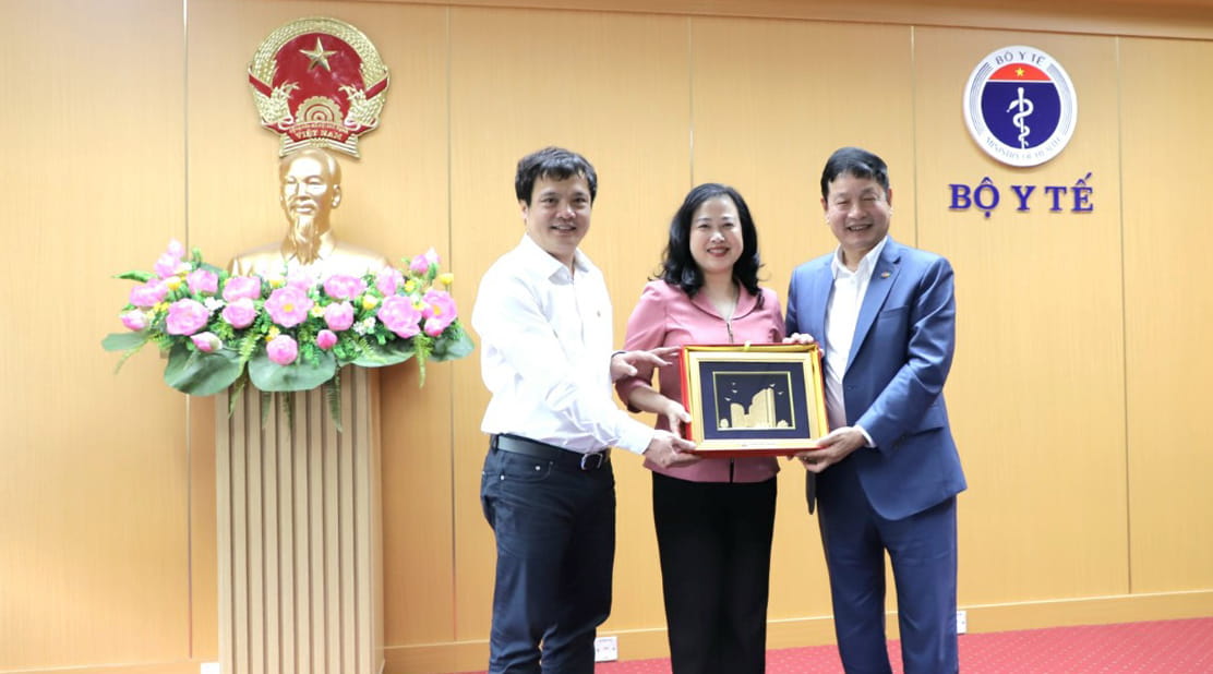 FPT Chairman Truong Gia Binh and FPT CEO Nguyen Van Khoa handed the gifts to Minister of Health Dao Hong Lan.