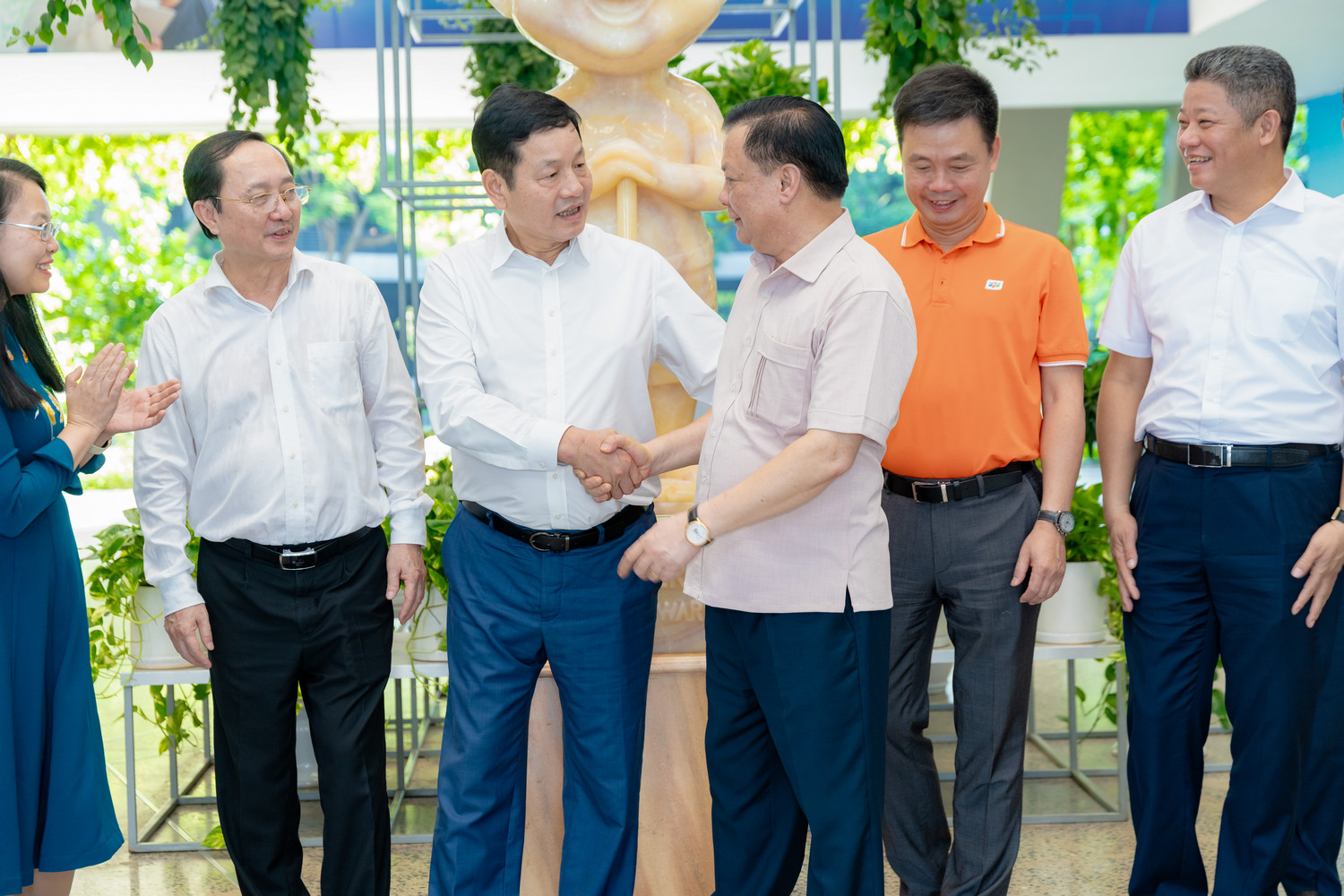 Chu tich Hoi dong Quan tri Tap doan FPT Truong Gia Binh don tiep doan