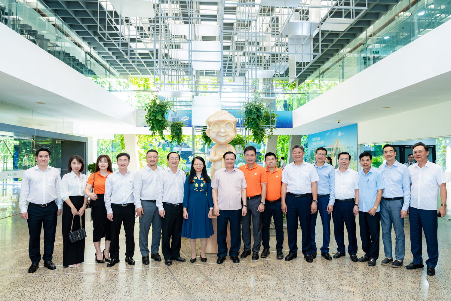 The delegation of the Ministry of Science and Technology and Hanoi Party Committee visited FPT Software Co., Ltd in Hoa Lac Hi-Tech Park.