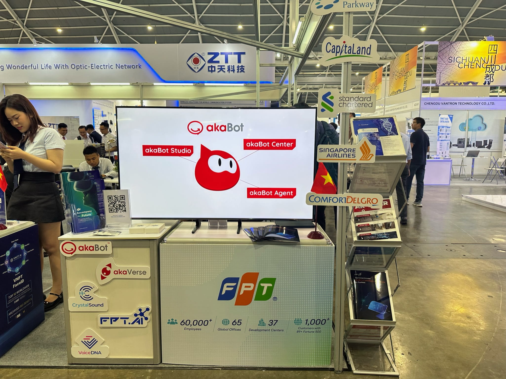 Gian hàng FPT tại Asia Singapore 1