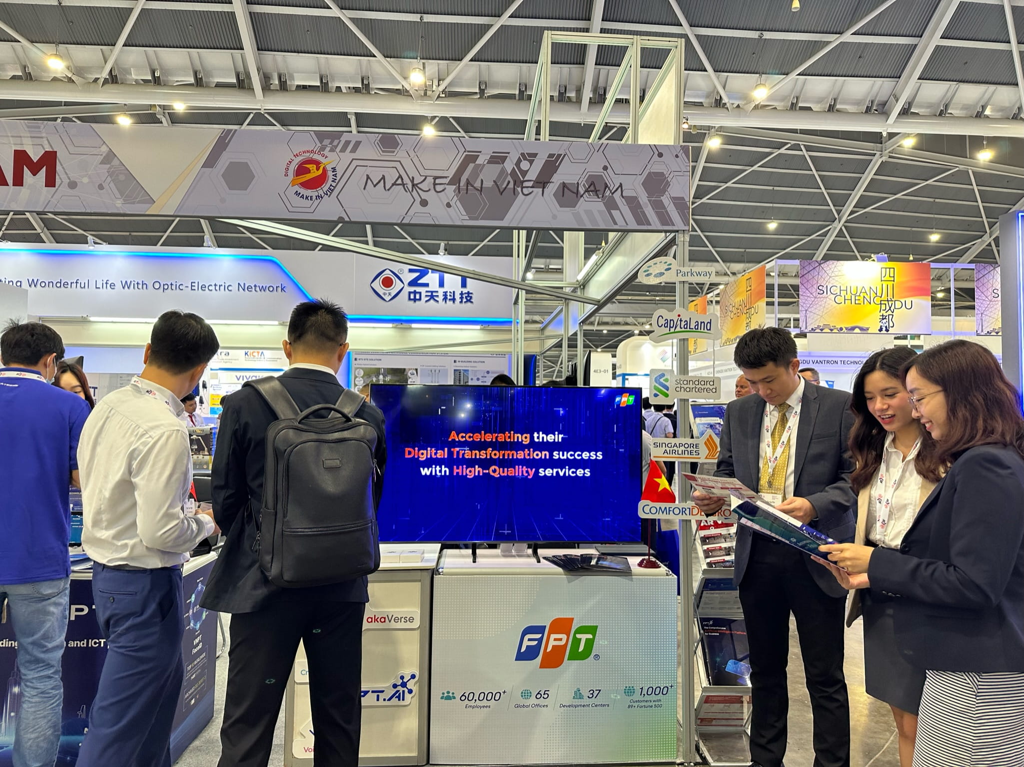 Gian hàng FPT tại Asia Singapore 2