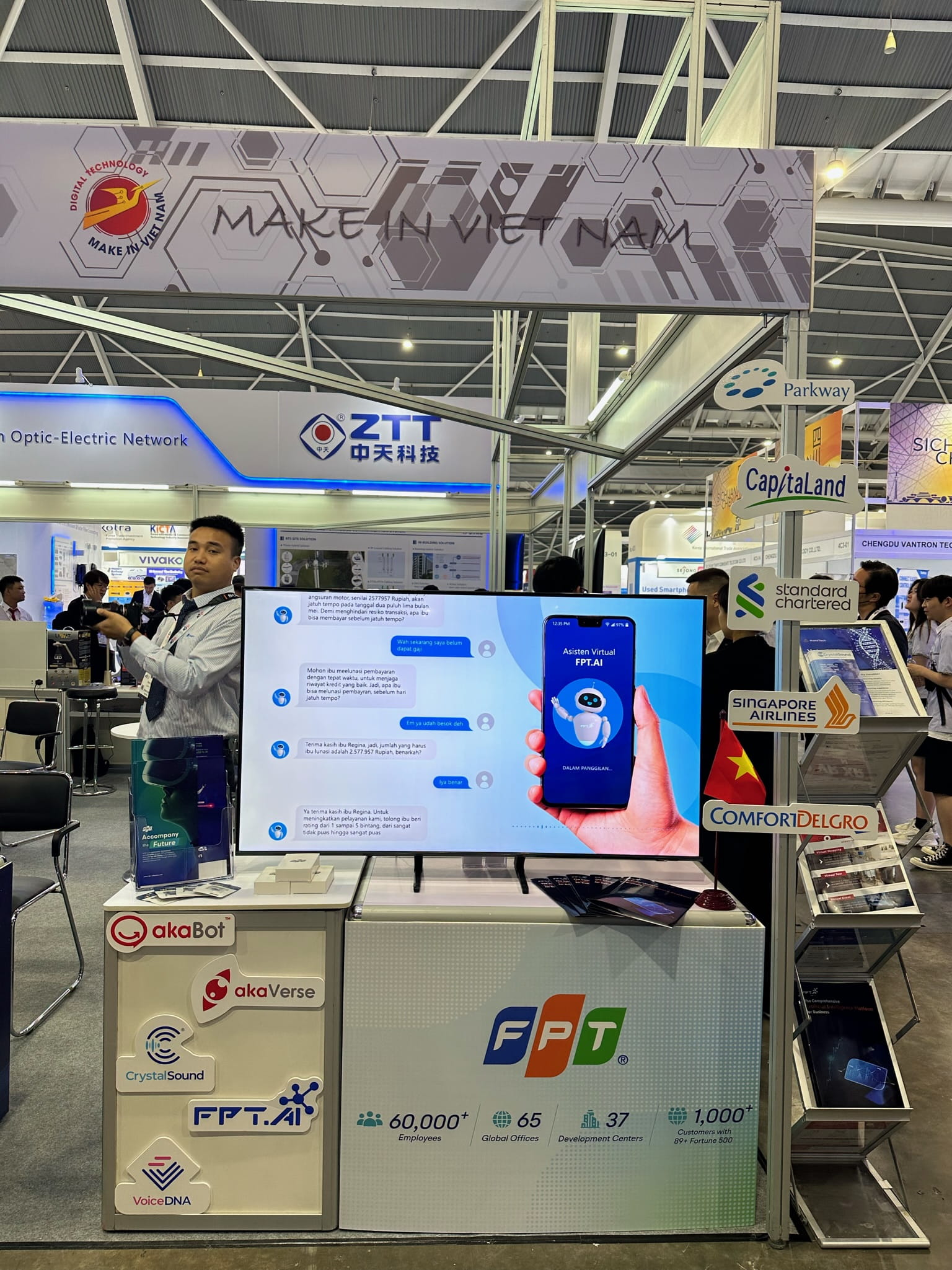 Gian hàng FPT tại Asia Singapore 3