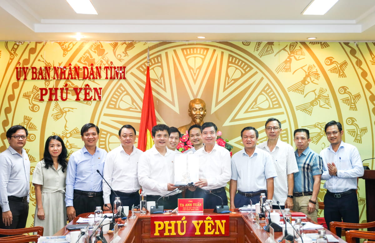 Lanh dao UBND tinh Phu Yen va lanh dao FPT tai buoi lam viec