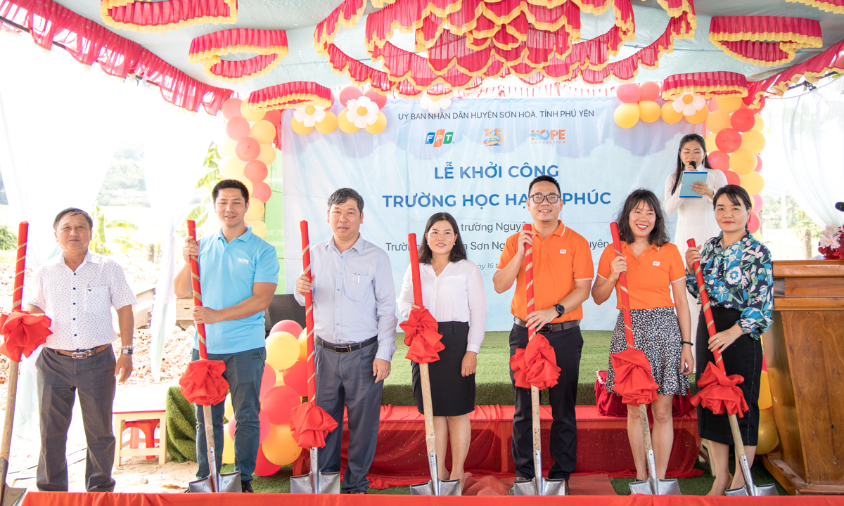 Representatives of FPT Corporation, together with leaders of Son Hoa District and Son Nguyen Kindergartens, at the Construction Commencement Ceremony