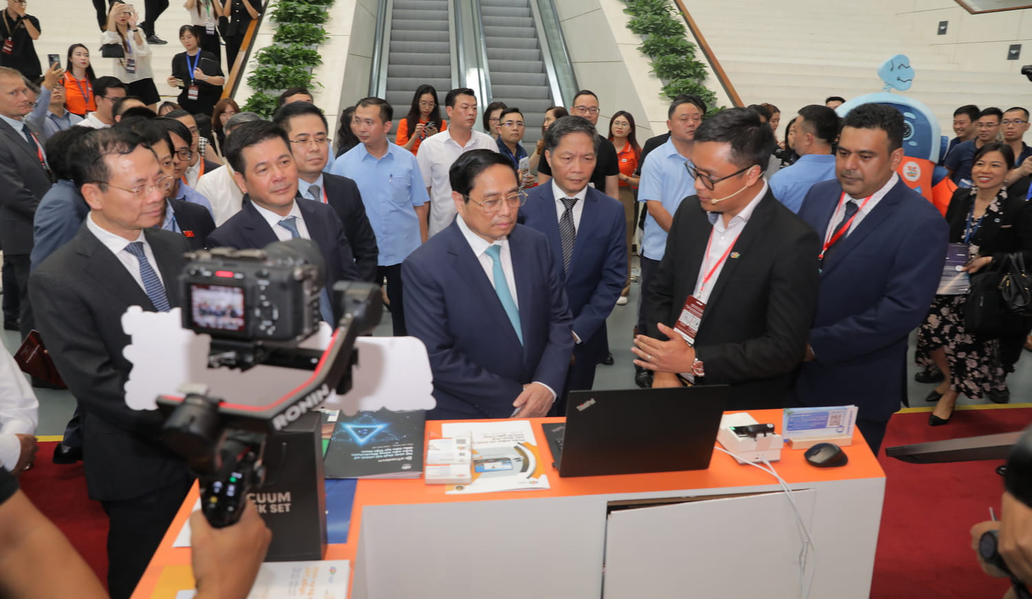 Prime Minister Pham Minh Chinh visited FPT's booth.