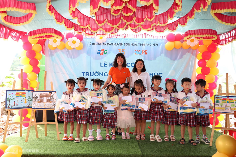 Ms. Trinh Thu Hong, Director of FPT Academy and member of the Board of Management of the Hope Foundation, presented gifts to children who participated in the competition