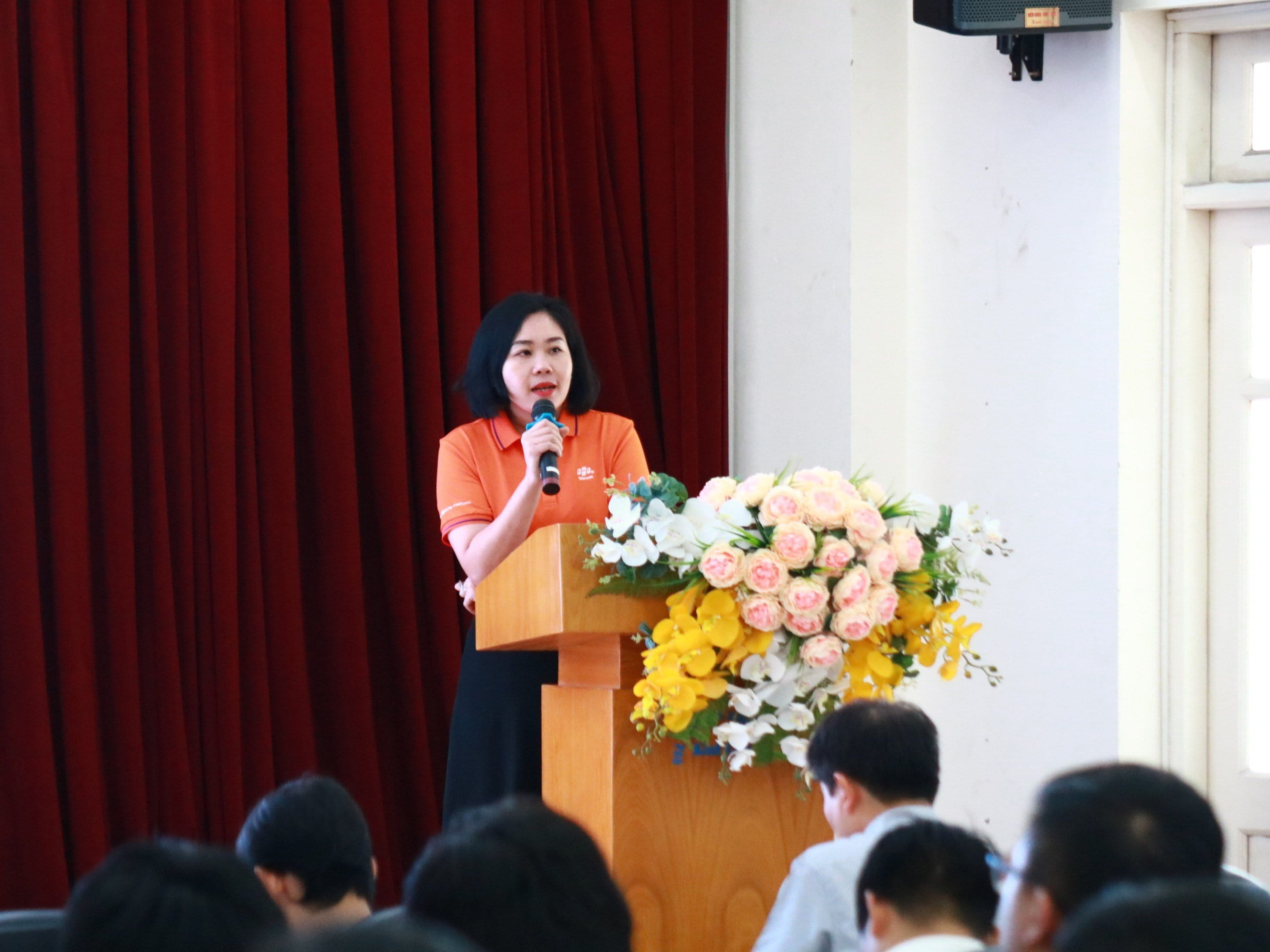 Ms. Vu Thi Thuy Nga - Sales Center Director, FPT Telecom Quang Ninh - spoke at the opening ceremony of the 2023 VNOI CUP.