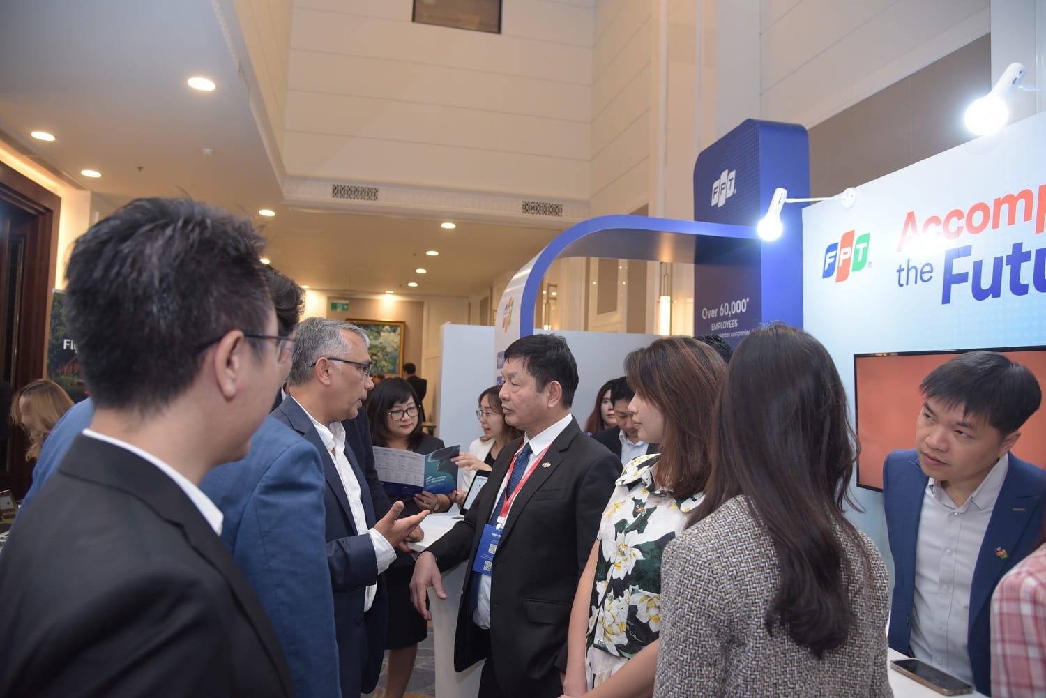 Các doanh nghiệp Singapore gặp gỡ trao đổi với lãnh đạo FPT tại khu vực triển lãm bên lề Diễn đàn