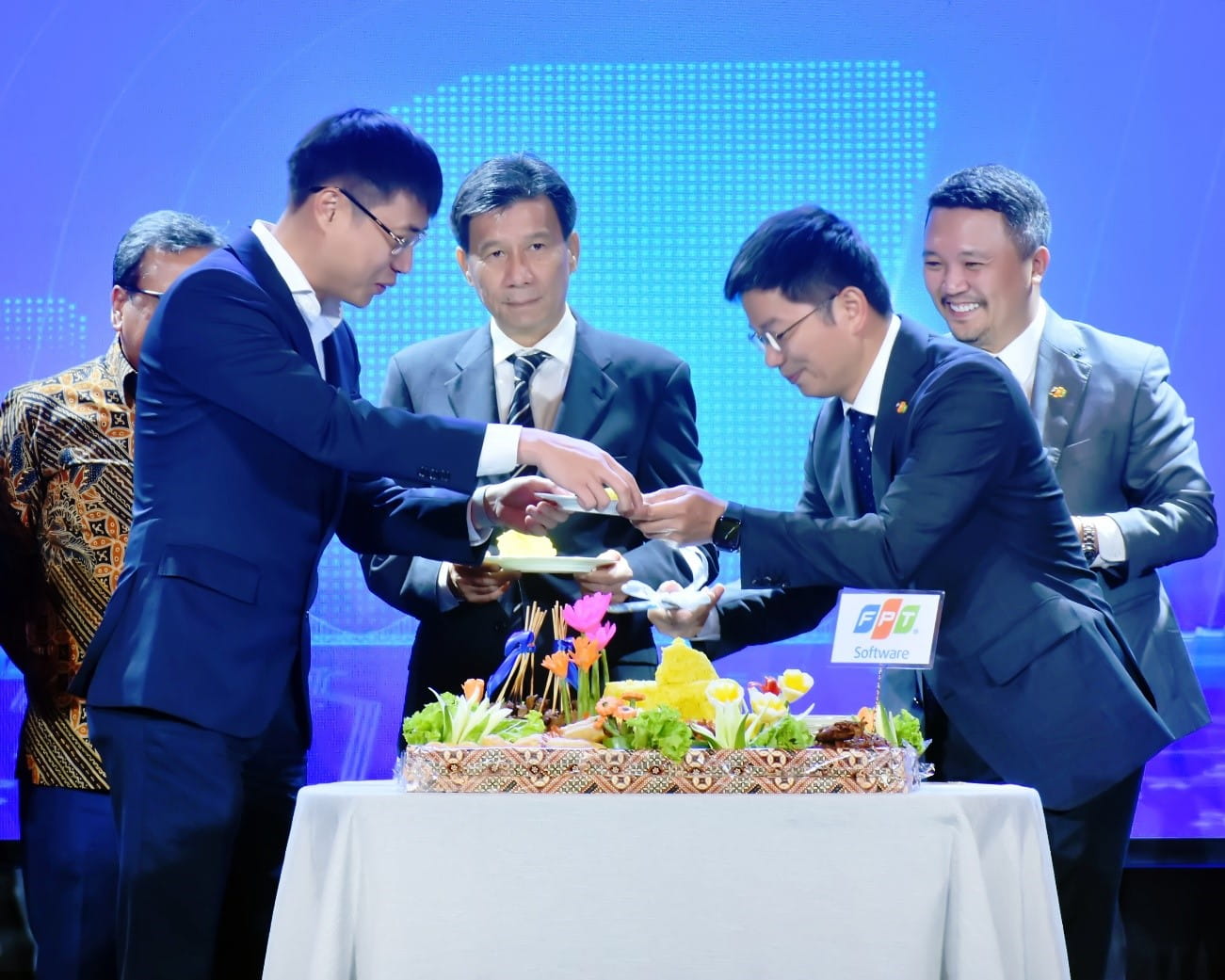 Government representatives and senior leaders of FPT Software participated in the Tumpeng ritual to celebrate the inauguration. Source: FPT Software