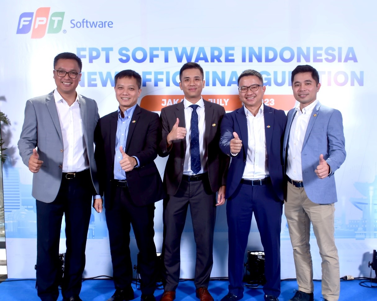 Ông Nguyễn Hoàng Tùng, Giám đốc FPT Software chi nhánh Indonesia (đứng giữa) đặt mục tiêu có 10.000 nhân sự vào năm 2035