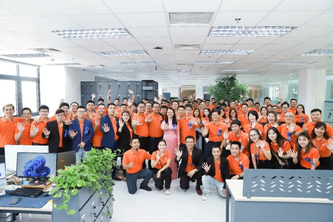 Chairperson of FPT Software Chu Thi Thanh Ha (in her pink "ao dai" in the middle) took a picture with FPT Software staff in the Hue branch.