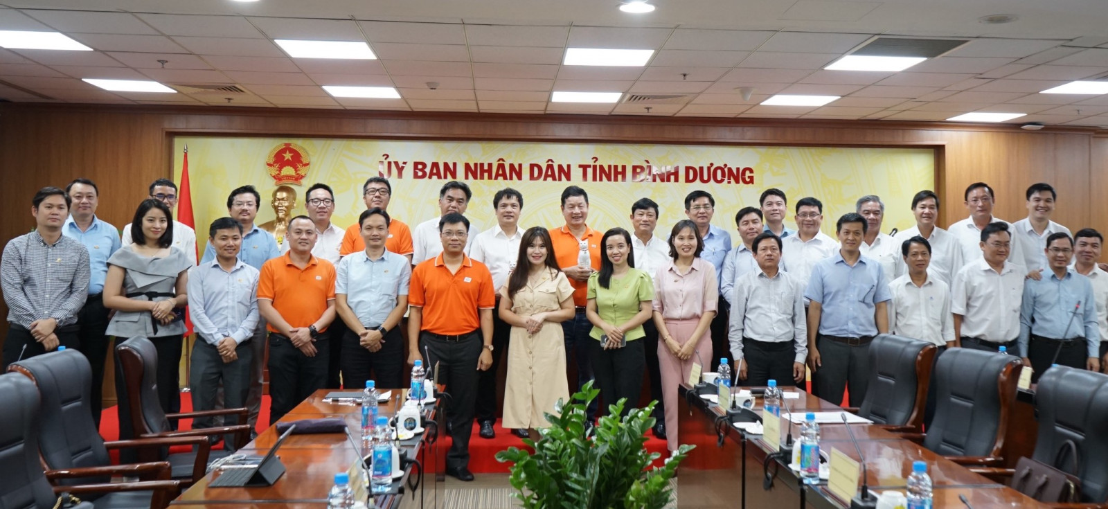 Lanh dao tinh chup hinh luu niem cung doan cong tac FPT - 02