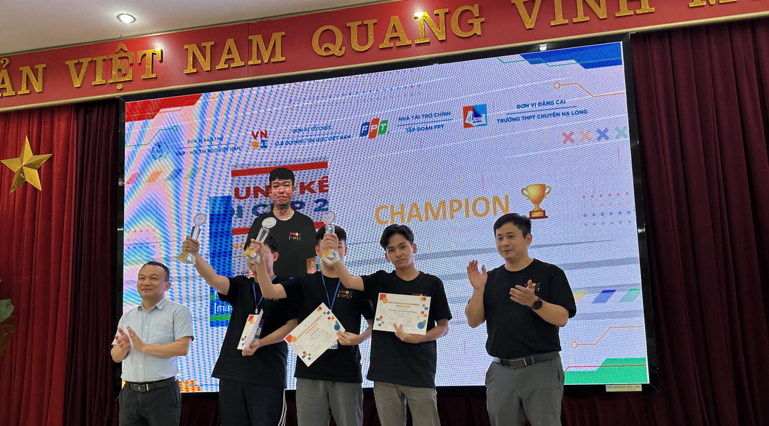 Mr. Le Hong Viet - CEO of FPT Smart Cloud (far right) - presented awards to contestants at the final of the 2023 VNOI CUP.