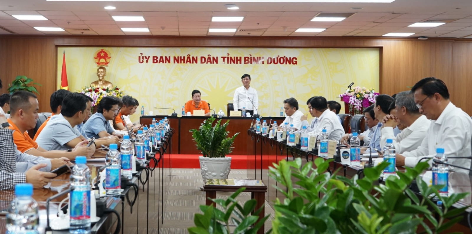 Mr. Vo Van Minh delivered a speech during the meeting with FPT Corporation.