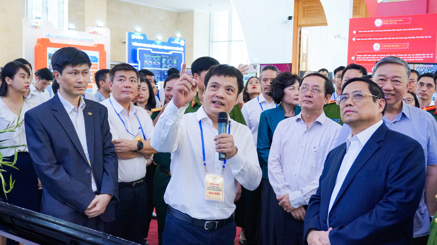 Mr. Nguyen Van Khoa - CEO of FPT Corporation - proposed the local data strategy to Prime Minister Pham Minh Chinh and leaders of ministries and departments at FPT's exhibition booth.