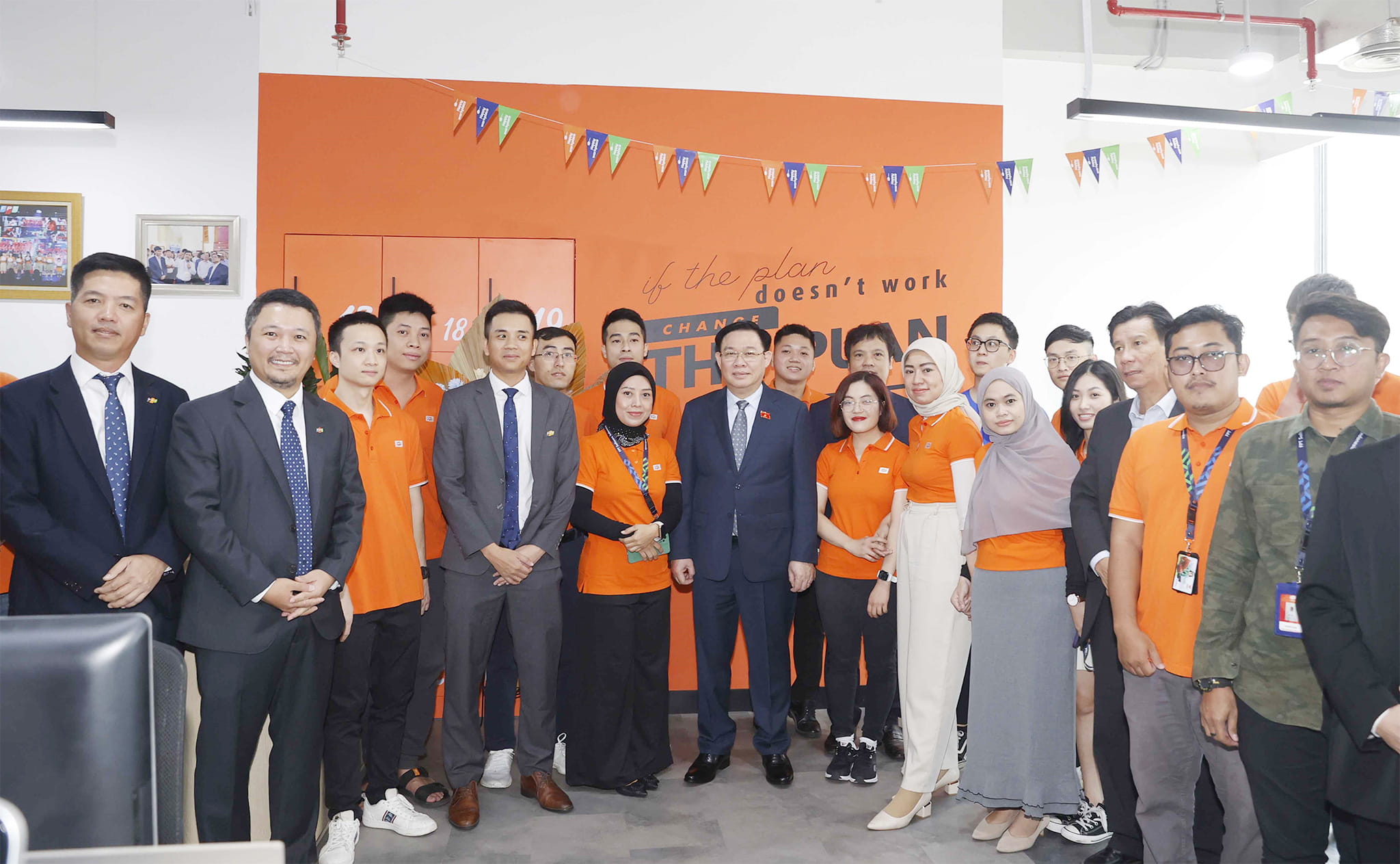 Chủ tịch Quốc hội Vương Đình Huệ thăm văn phòng FPT tại Indonesia
