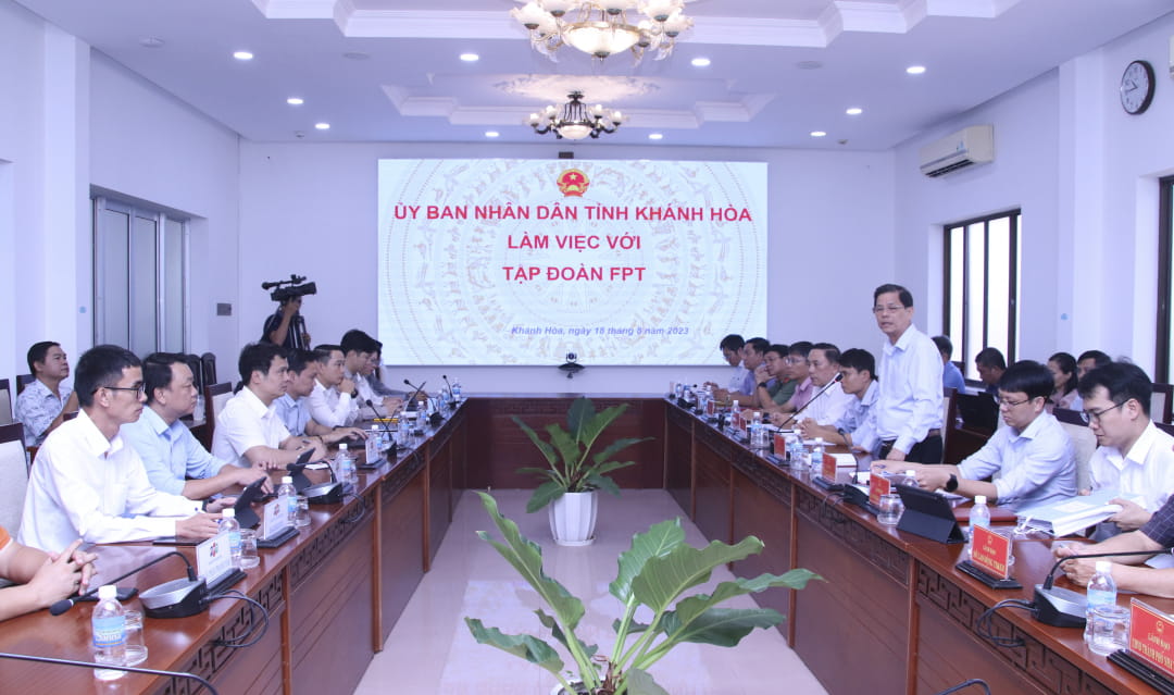 Chu tich UBND tinh Nguyen Tan Tuan phat bieu tai buoi lam viec.