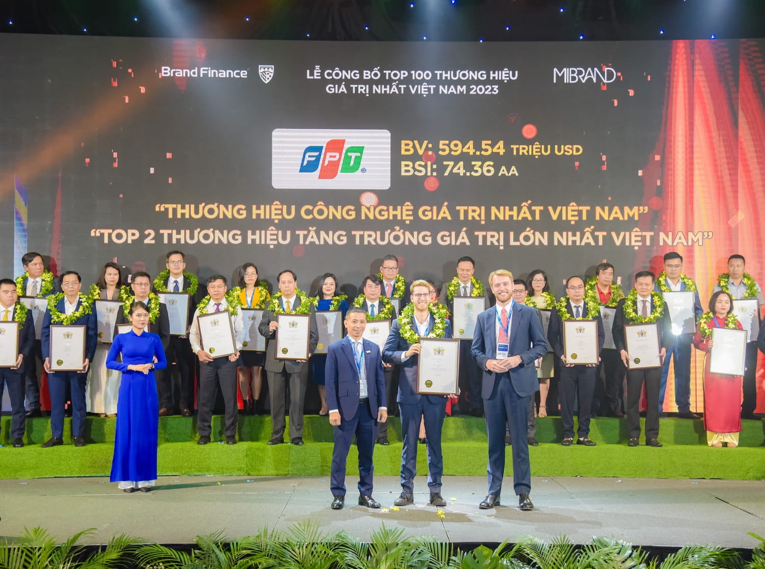 FPT representative received the certificate of the most valuable tech brand in Vietnam and was among the Top 2 fastest growing brands by brand value.