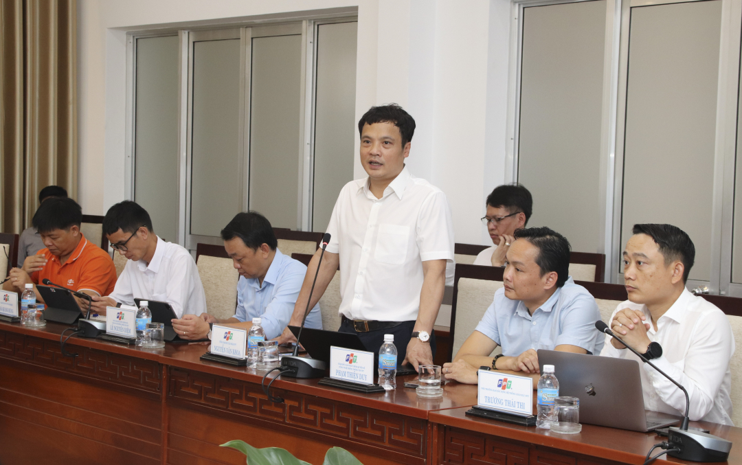 Tong giam doc Tap doan FTP Nguyen Van Khoa phat bieu tai buoi lam viec