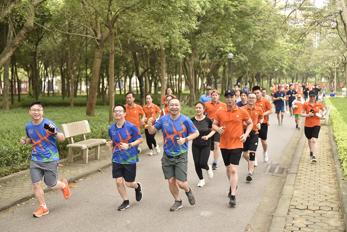 Employees in Hanoi enthusiastically participated in the race