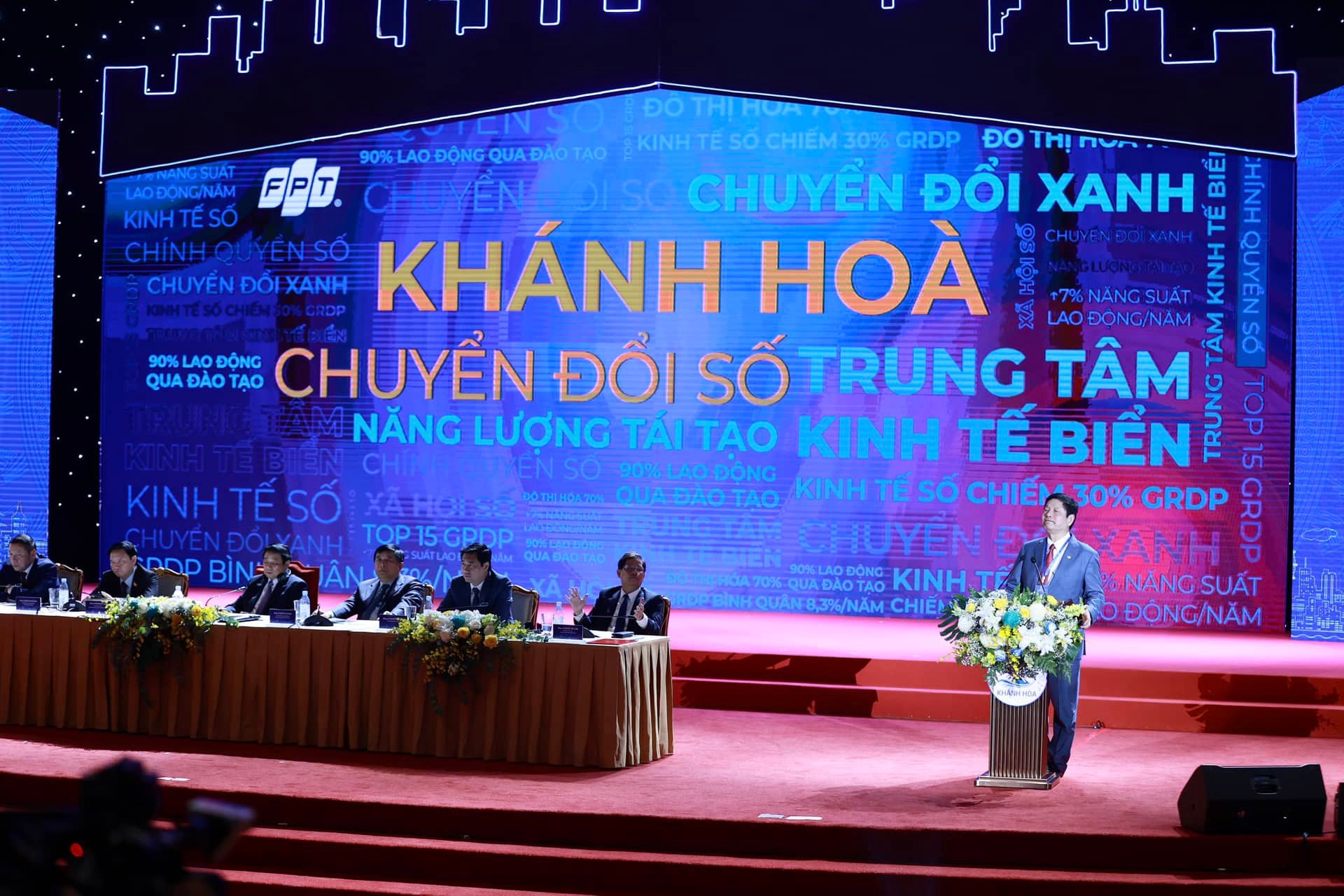 At the 2023 Khanh Hoa Province Investment Promotion and Development Plan Announcement Conference, the Chairman of FPT Corporation, Mr. Truong Gia Binh, expressed his confidence that the Digital Conglomerate would bring happiness to leaders and citizens. Photo: Duong Giang/TTXVN.